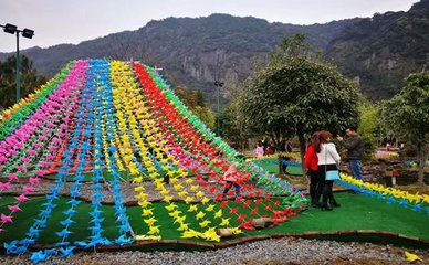 燈光秀合作廠家與游藝用品 打造沉浸式娛樂體驗的關(guān)鍵